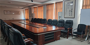 www.17.com嫩草影院會議室場景