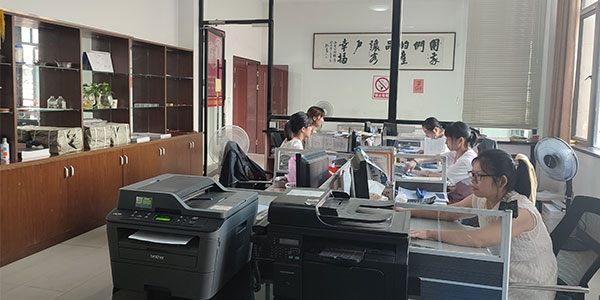 www.17.com嫩草影院客服部場景
